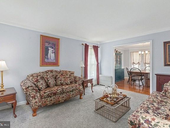 5th image of 208 Summers Ln