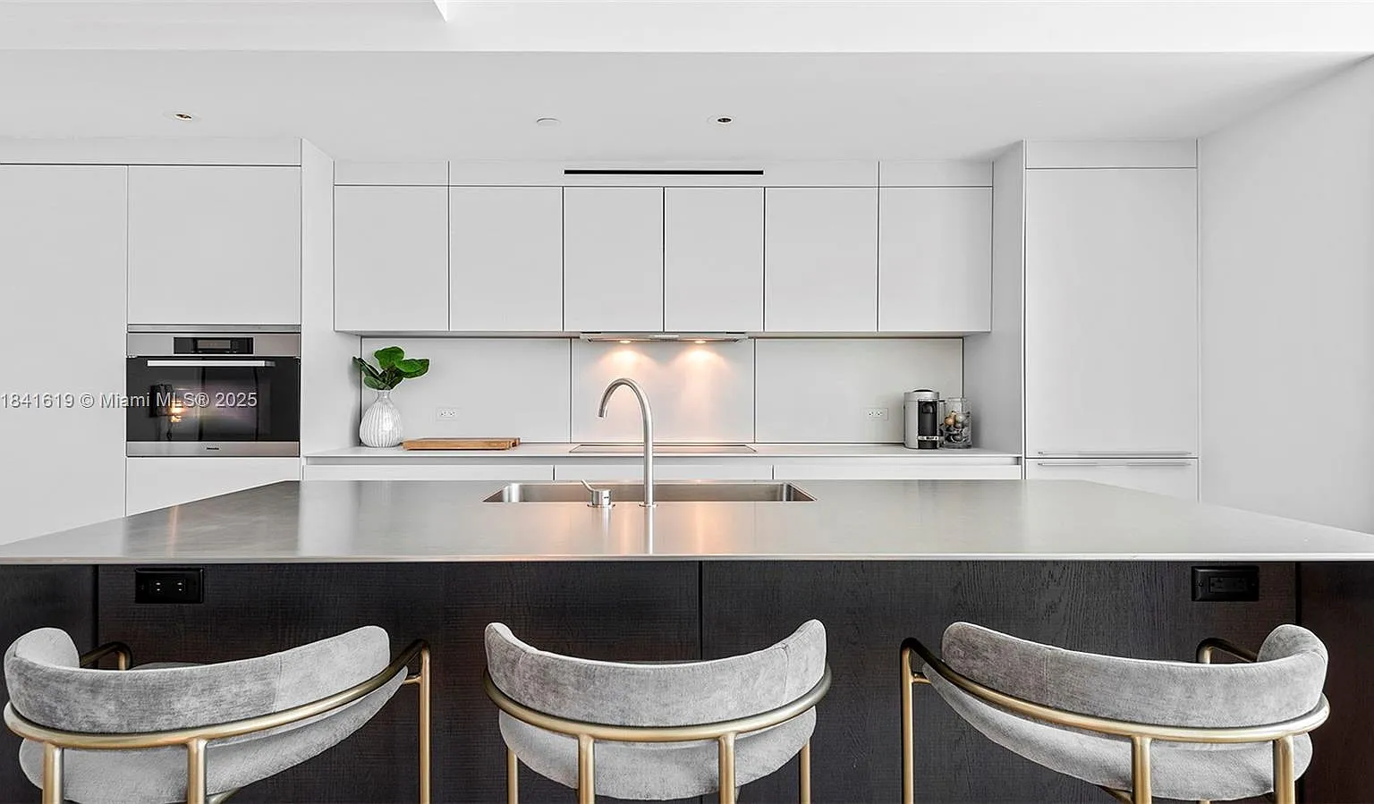 2901 Collins Condo — Photo 4
