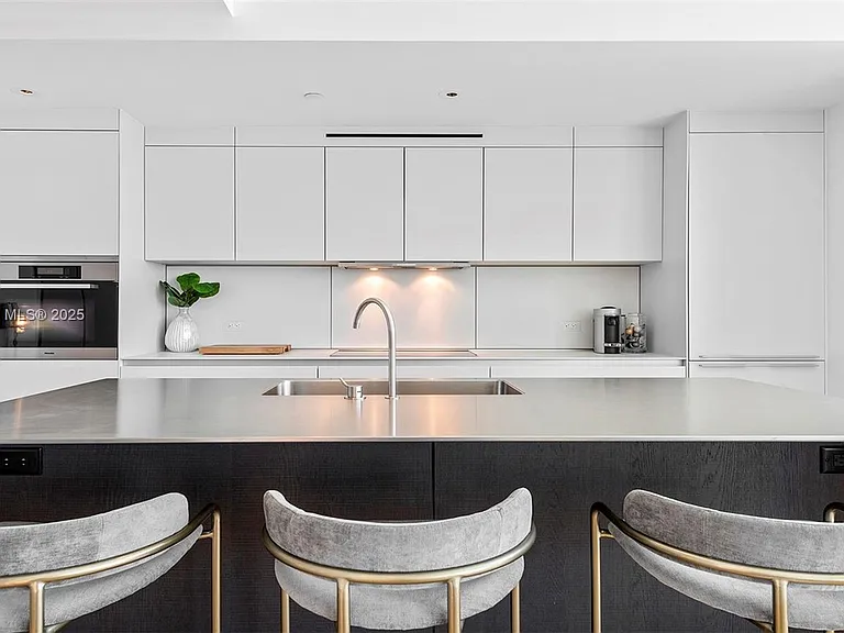 2901 Collins Ave #1403 — Photo 4