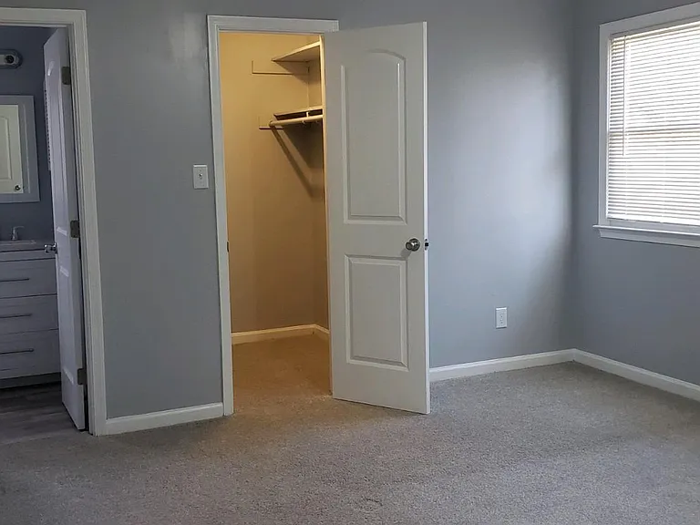 Master Bedroom w/walk in closet