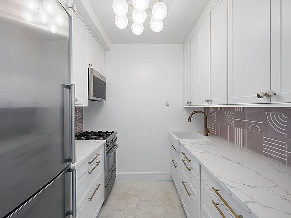 4th image of 30 W 60th St APT 8S