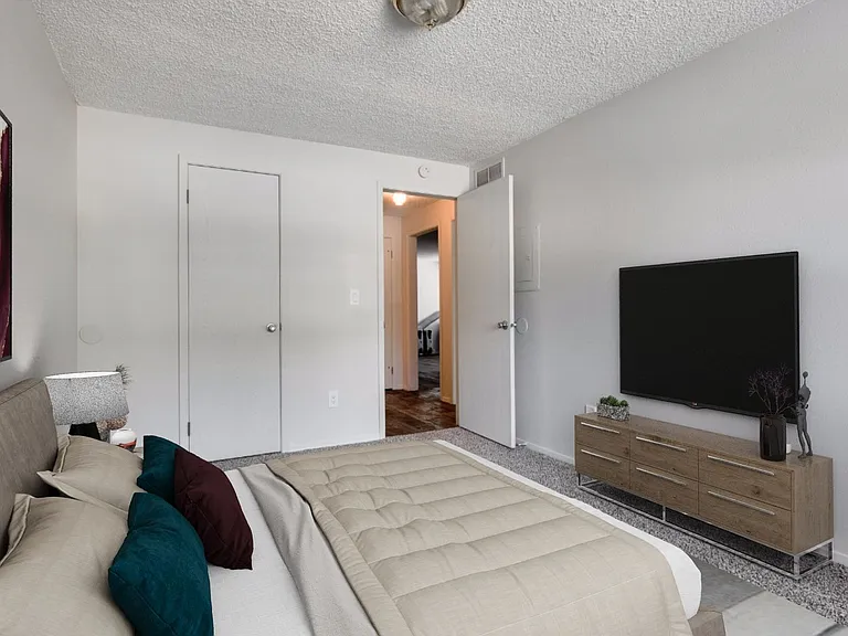 1204 S Euclid Ave — Photo 8