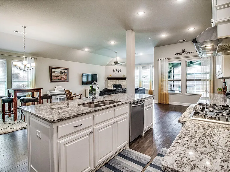 3521 Washington Dr — Photo 6