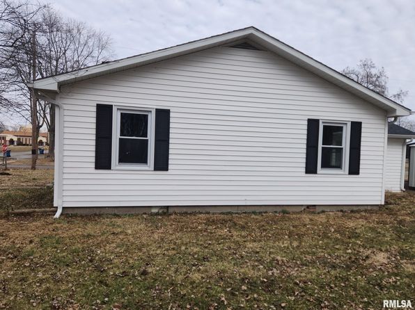 501 S Walnut St, Wayne City, IL 62895