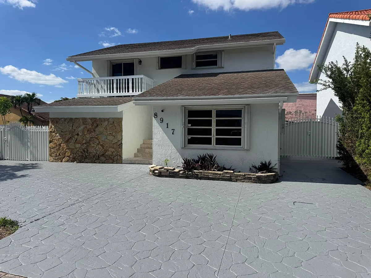 Building Photo - 8917 SW Grand Canal Dr