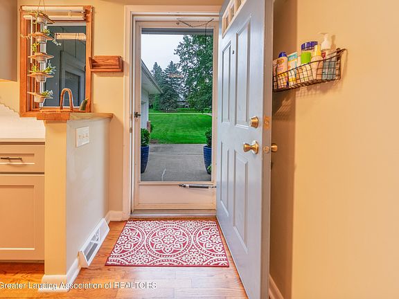 3rd image of 913 E Dill Dr
