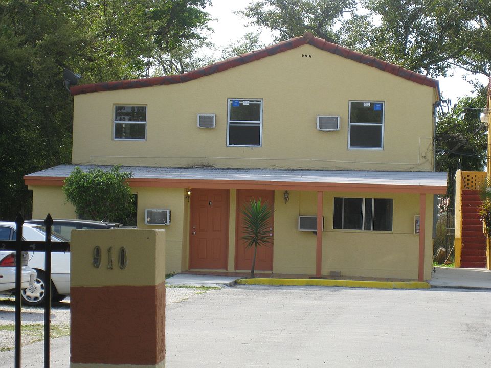 2nd image of 910 NE 88th St APT 10