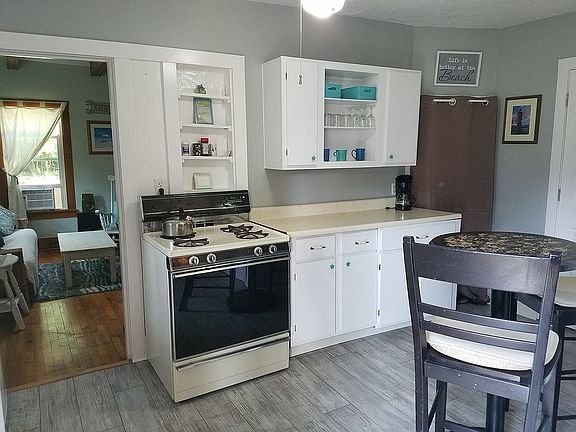 2nd image of 525 Bailey Ave