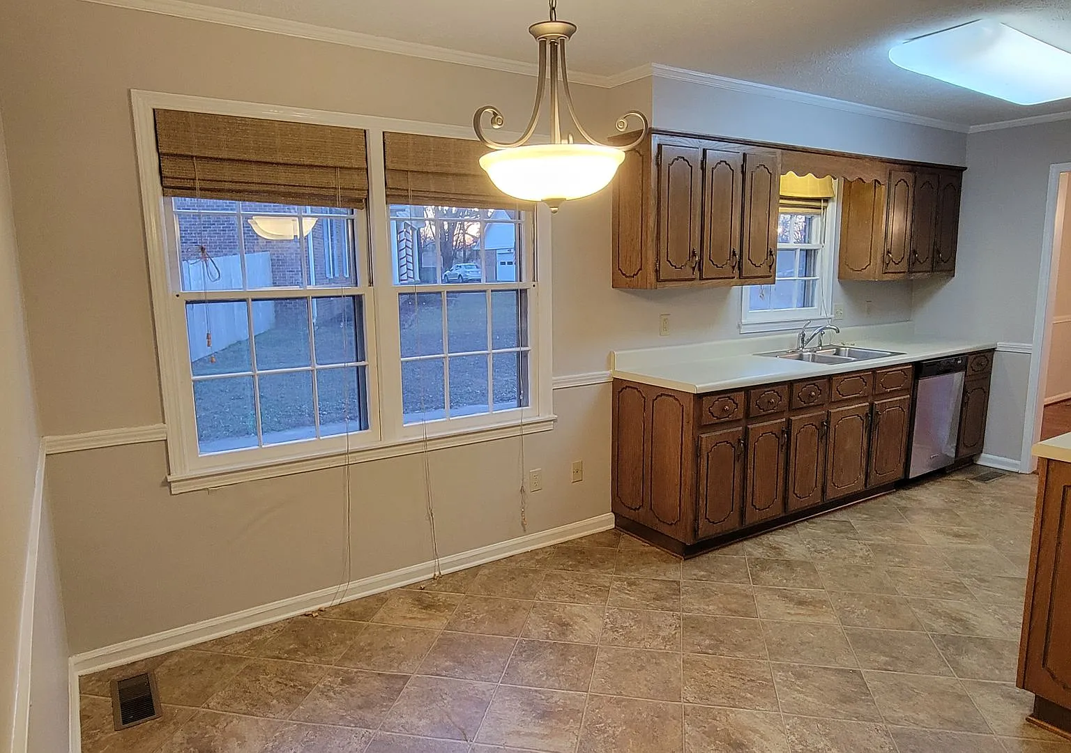 4 Bedroom, 2 bath, 2 car garage — Photo 2