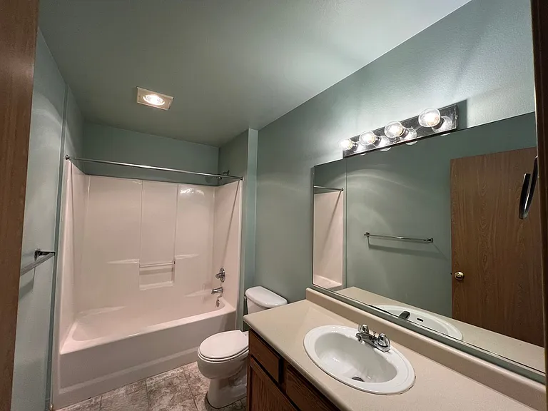 3 Bedroom, 2 Bath in York Neighborhood! — Photo 1