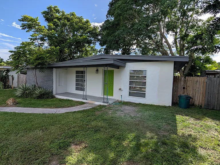 2132 Riviera Dr — Photo 4