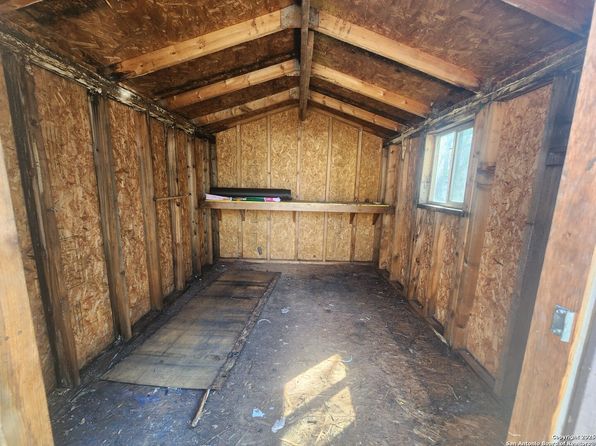585 CR 6753, Devine, TX 78016