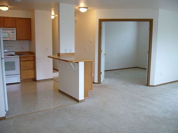 3rd image of 8828 Meridian Pl NE APT 202