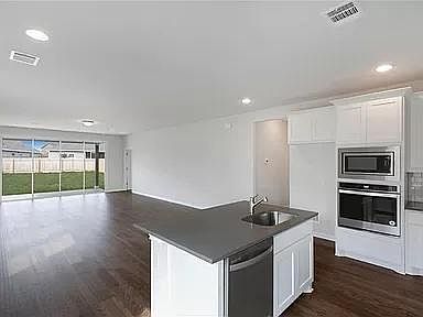 4th image of 336 Lacey Oak Loop