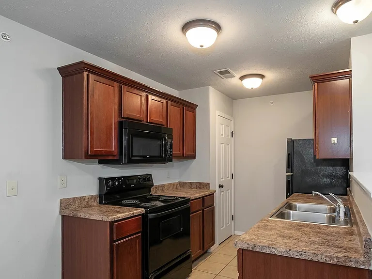 Scenic Station Apartments — Photo 21
