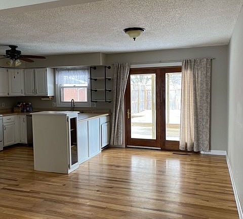4th image of 910 Linden St