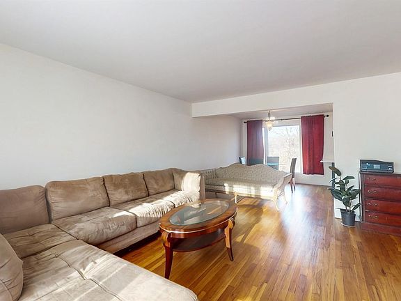 3rd image of 10 Rumbrook Road