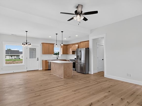 5th image of 18 Evergreen Cir