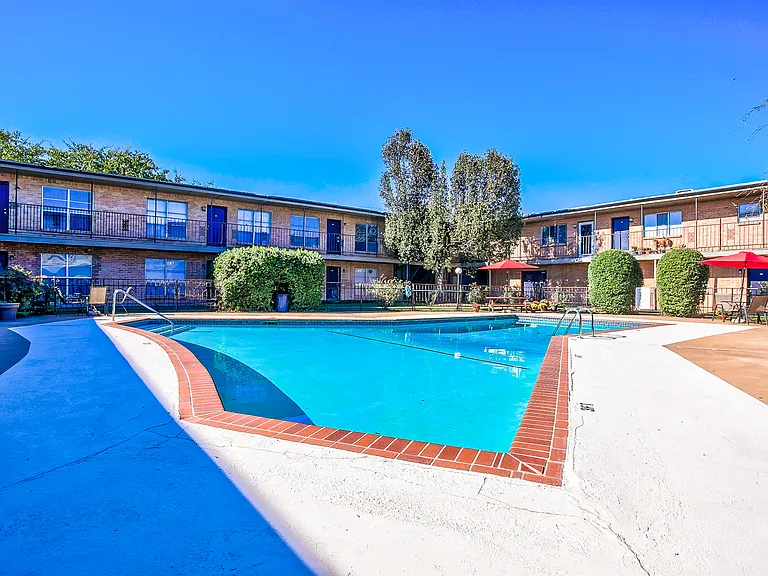The Crestmont Apartments — Photo 7