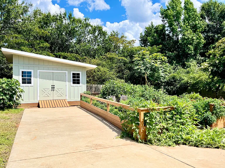 19 Holmes Dr — Photo 34