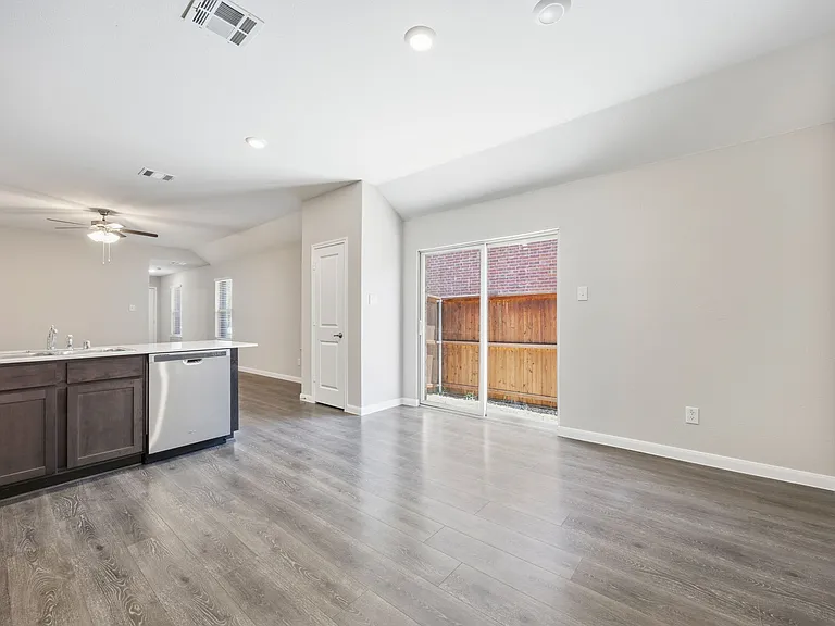 3921 Oak Creek Cir — Photo 12