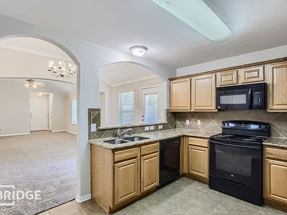 3rd image of 807 Breakwater St