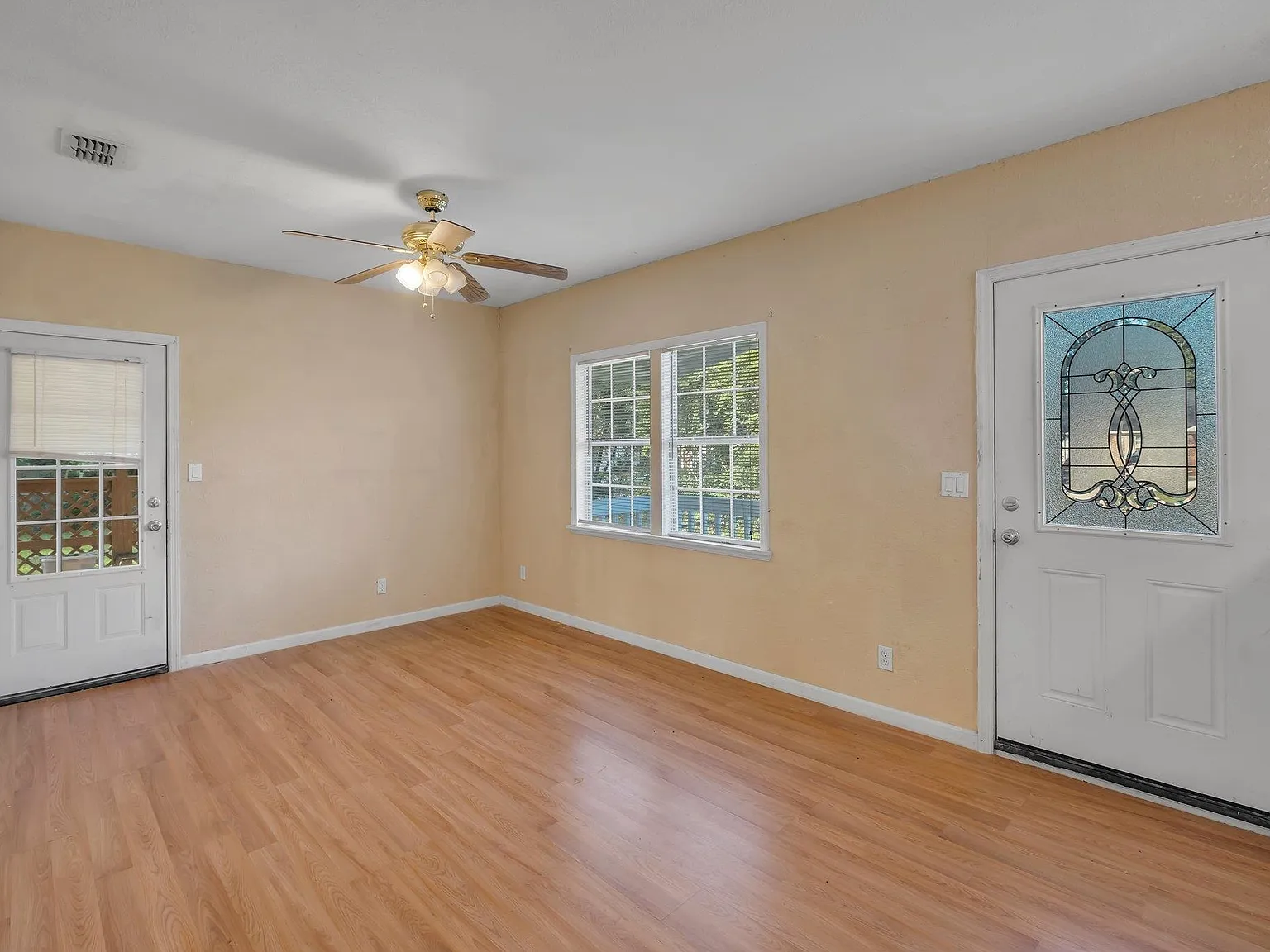 3 bed, 1170 sqft, $2,100 — Photo 3
