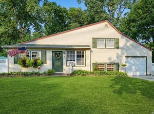 5 Wadsworth Pl, Smithtown, NY 11787