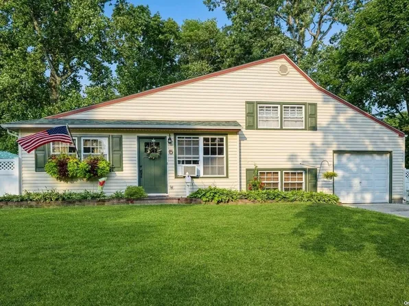 5 Wadsworth Place, Smithtown, NY 11787