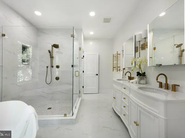 132 N Earley St, Alexandria, VA 22304