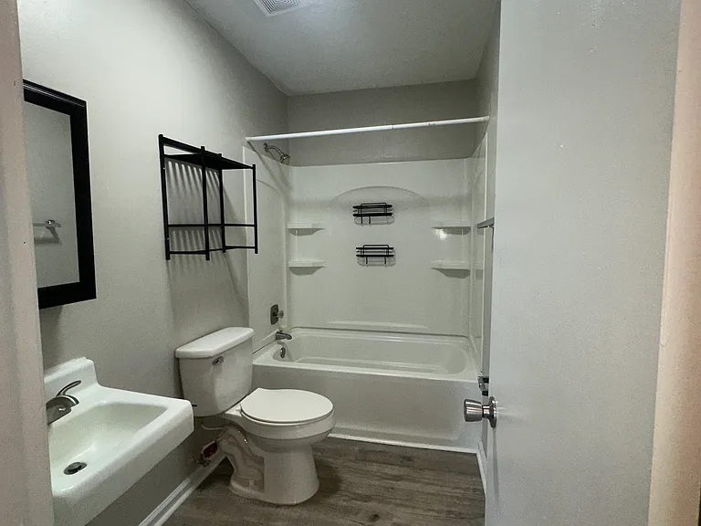 306 N Discovery St #D — Photo 12