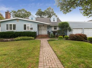53 1st Ave, Massapequa Park, NY 11762