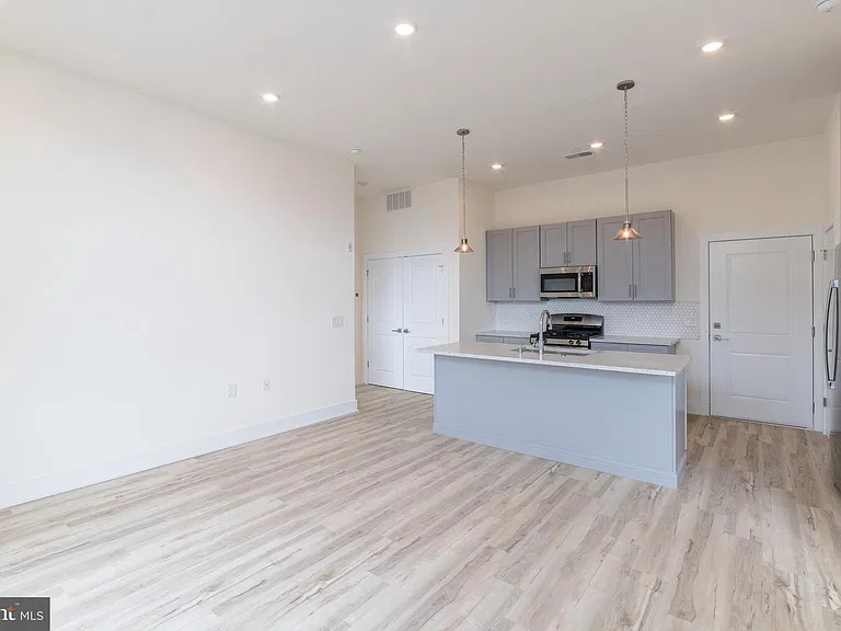 1129 Germantown Ave #4C — Photo 2