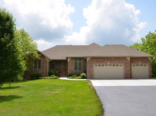 2070 W Stonegate Ln, Nixa, MO 65714