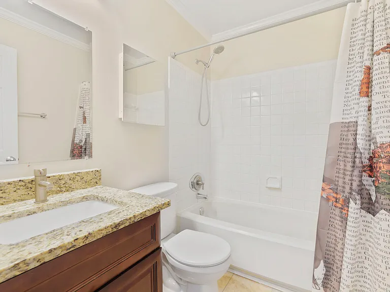 Upper Level - Bathroom 01