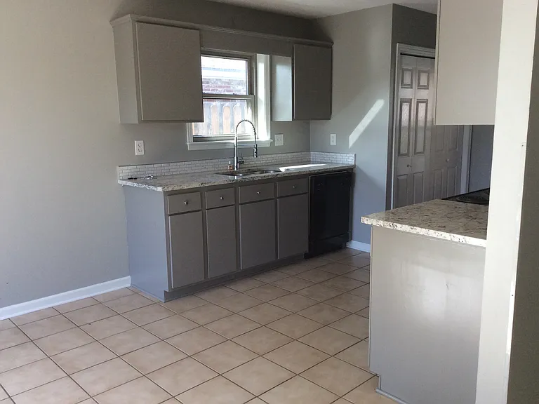 131 Wadsworth Dr — Photo 4