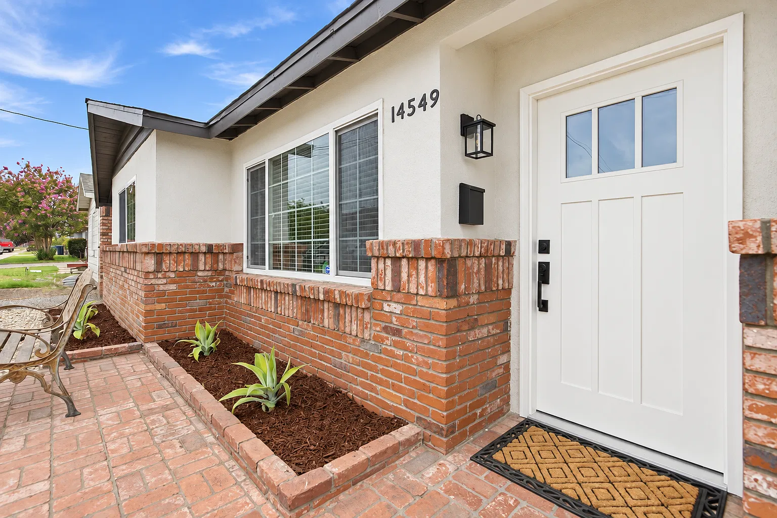 3 bed, 964 sqft, $3,900 — Photo 2