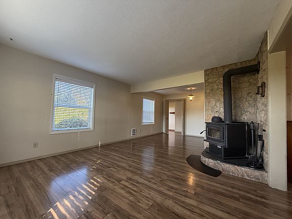 3rd image of 2678 Drift Creek Rd NE