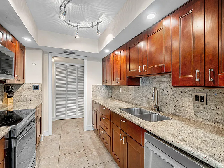 100 SE 5th Ave #216 — Photo 9