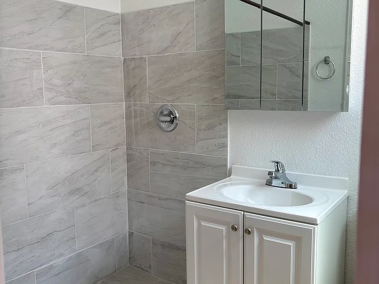 340 N Wayside Dr #C — Photo 11