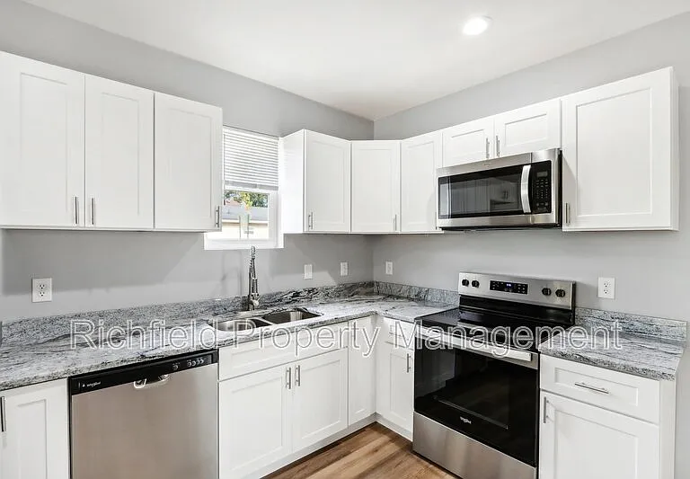 2034A E Maryland St — Photo 13