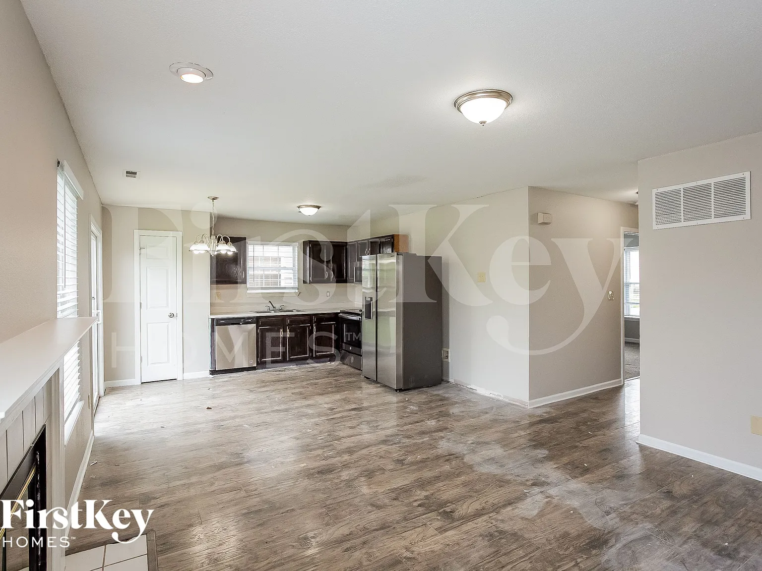 3 bed, 2.0 bath, 1006 sqft, $1,960 — Photo 4