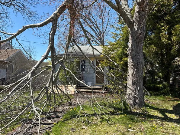 62 Woodland Dr, Mastic Beach, NY 11951