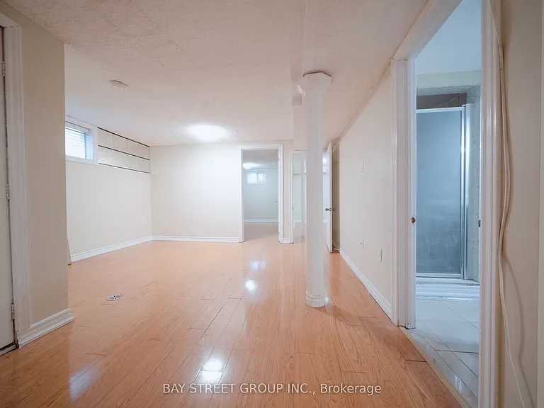 56 Corby Cres #LOWER — Photo 5
