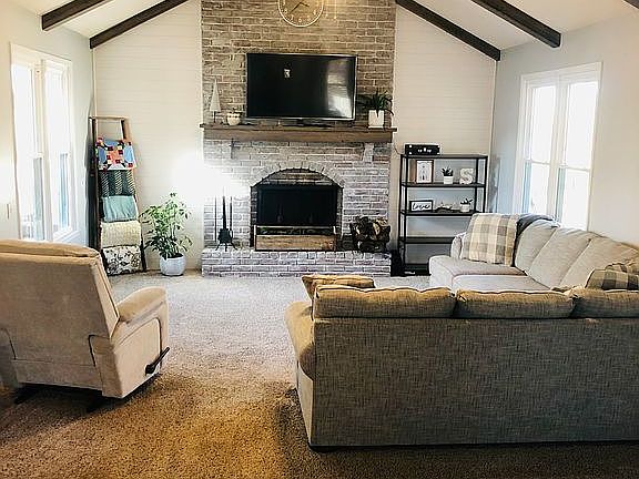 3rd image of 3515 Emerald Ln