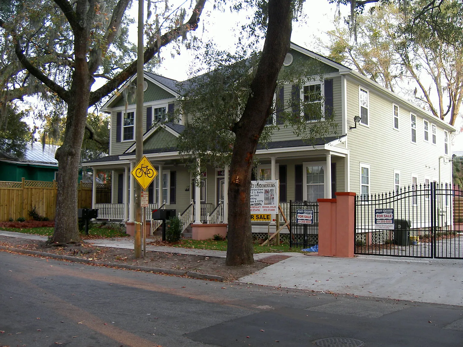 406 E 38 - 406 B — Photo 1