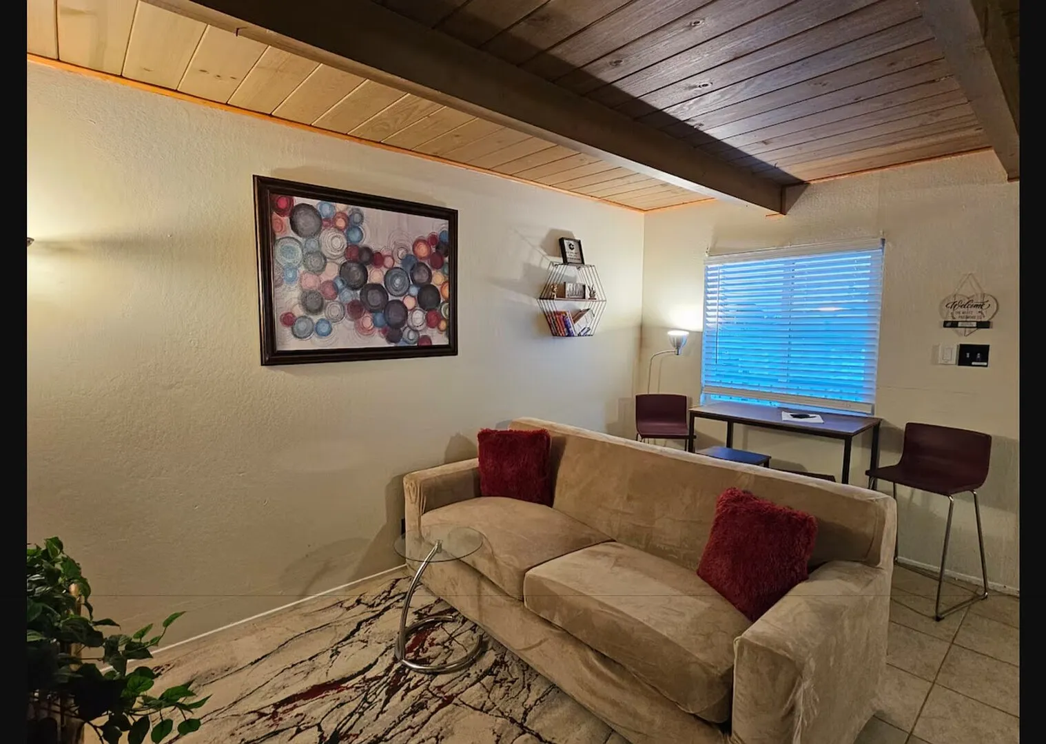 Cute and Cozy 2 bedroom Apartment with Secured Parking — Photo 1