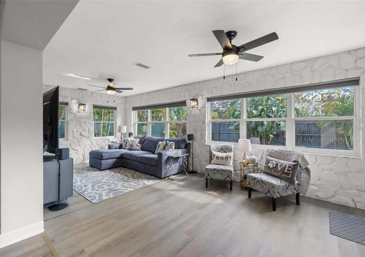 Charming 3-Bedroom Largo Home: Modern Design, Prime Location, and Spacious Backyard! — Photo 2
