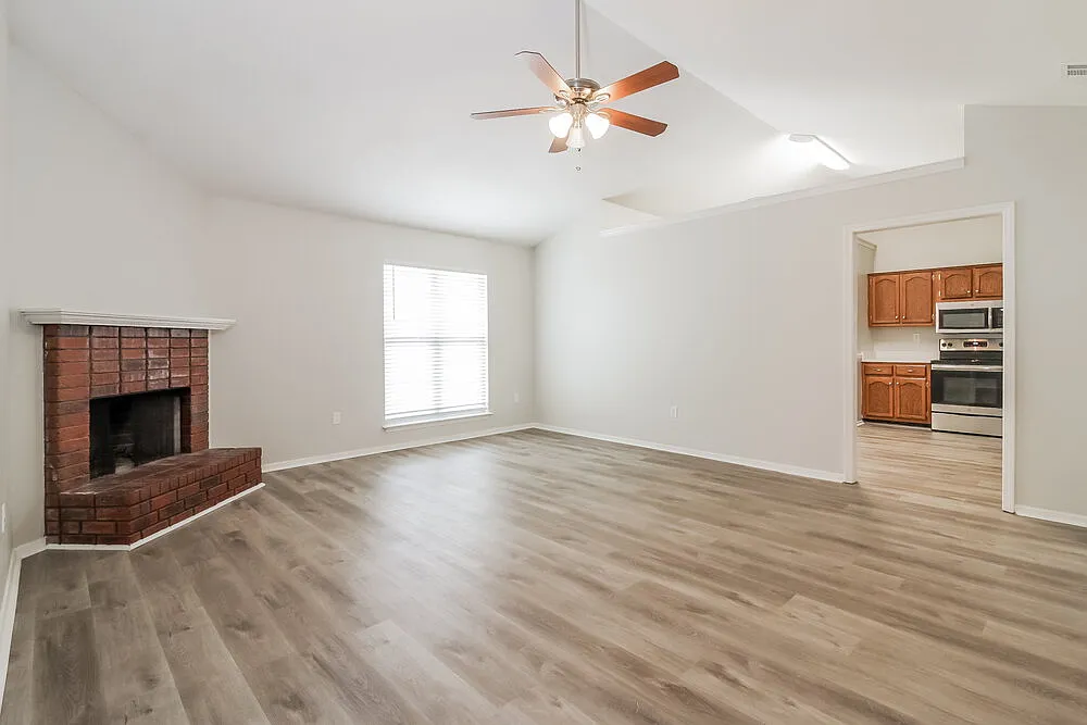 3 bed, 2.0 bath, 1277 sqft, $1,640 — Photo 3