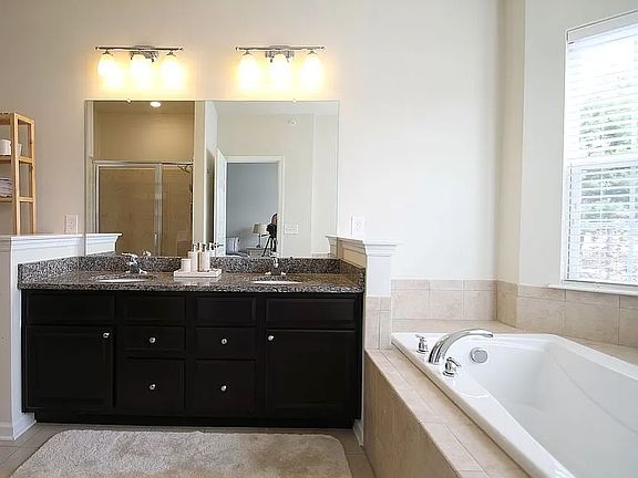 3rd image of 19 Dahlia Ln